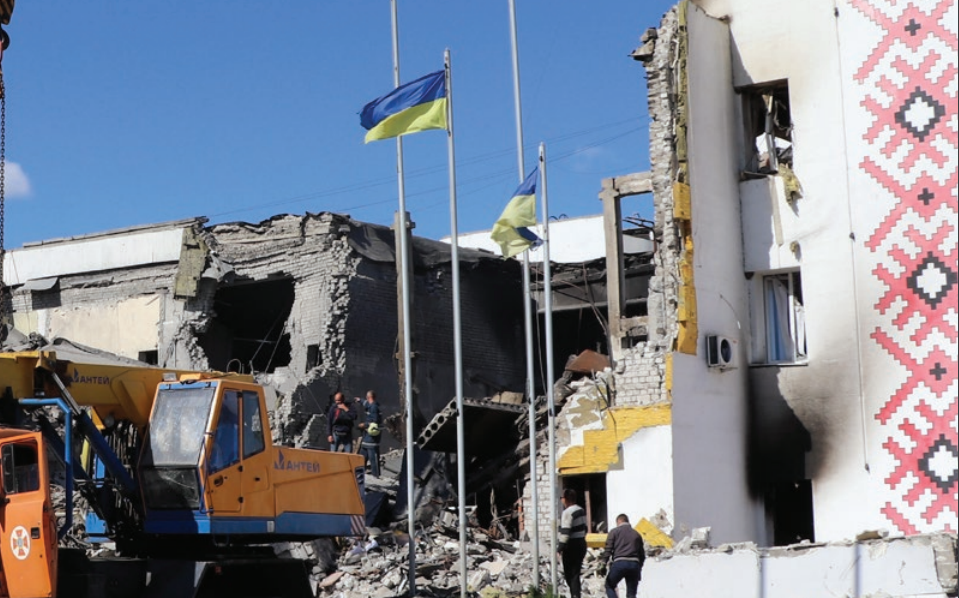 Зруйнований росйськими обстрілами будинок культури у Дергачах, Харківська область