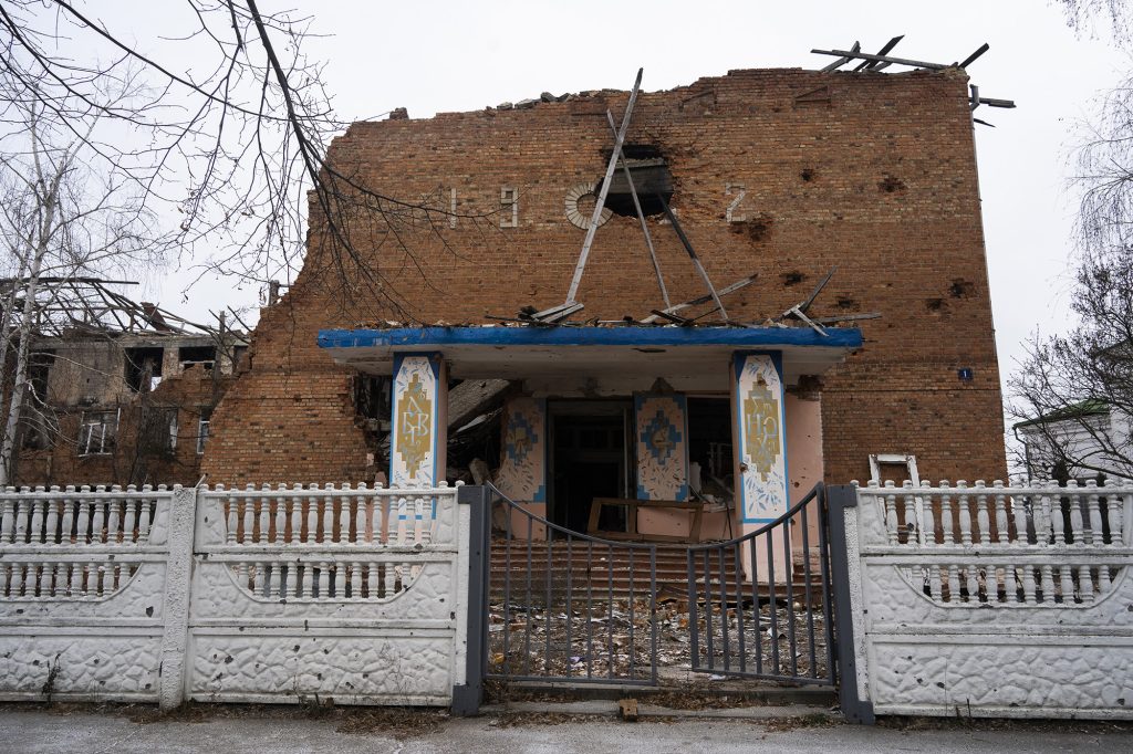 Зруйнована школа в Ізюмі, Харківська область. Фото: Катерина Переверзева