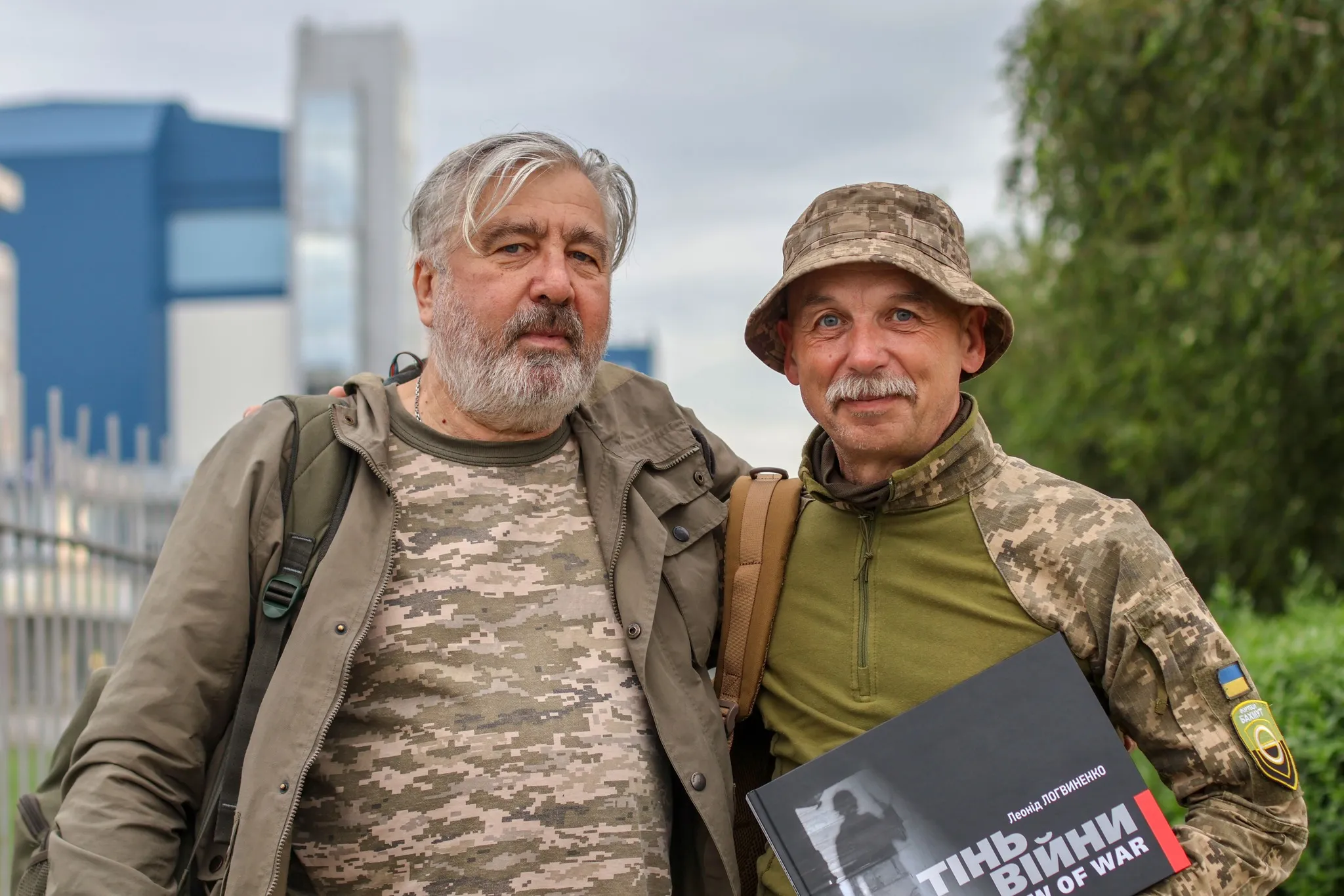 Леонід Логвиненко (ліворуч) та один з героїв його книги