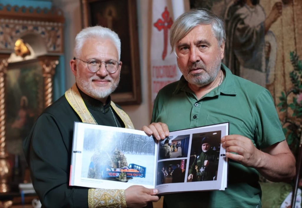 Леонід Логвиненко (праворуч) та військовий капелан Геннадій Рохманійко