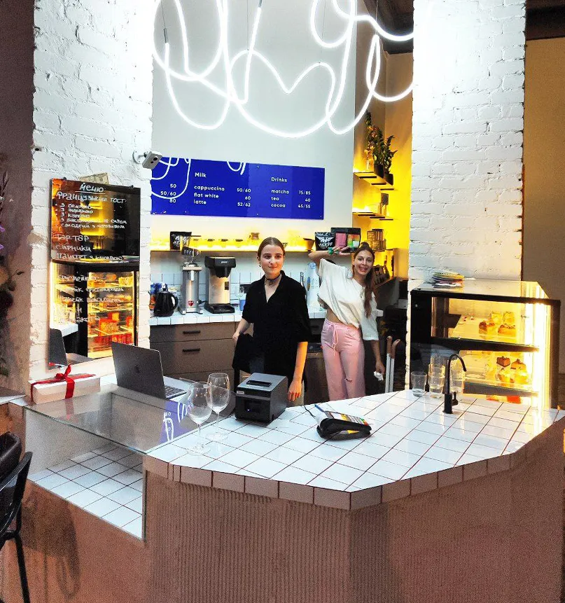 Барна стойка своєю формою повторює абриси будівлі