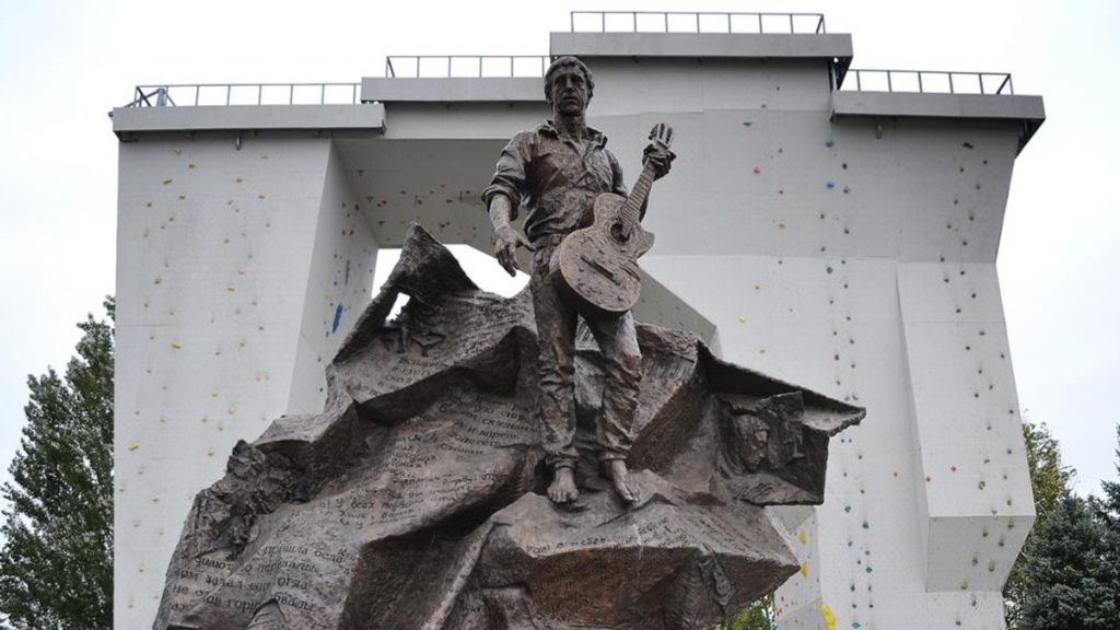 Пам'ятник Висоцькому встановлено біля скеледрому «Вертикаль», названого на честь однойменного фільму з цим актором