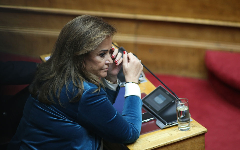 Попри поважний вік та хворобу, Дора Бакоянніс залишається впливовою депутаткою грецького парламенту