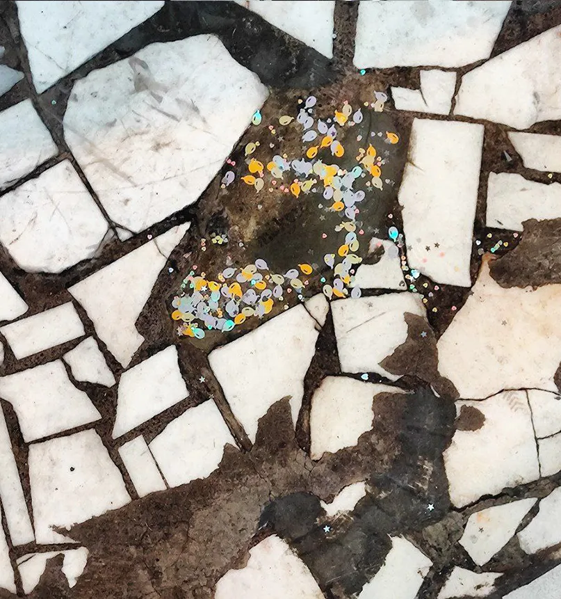 У епоскидному покритті підлоги иожна знайти численні «пасхалки»