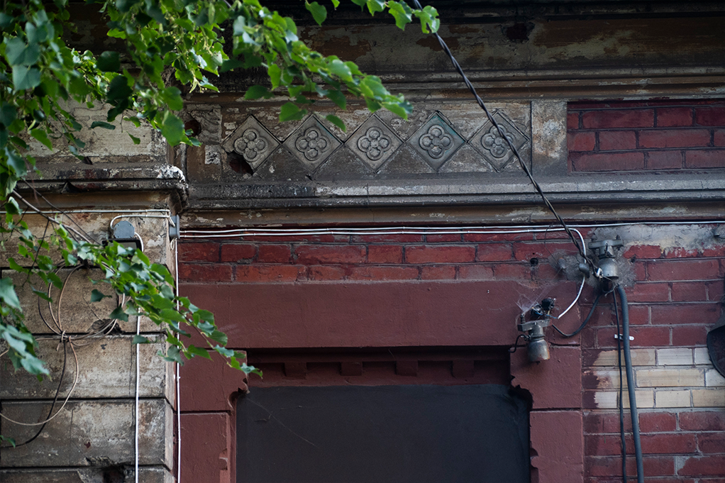 Будинок Кричевського на Москалівці місцями досі зберіг майоліку