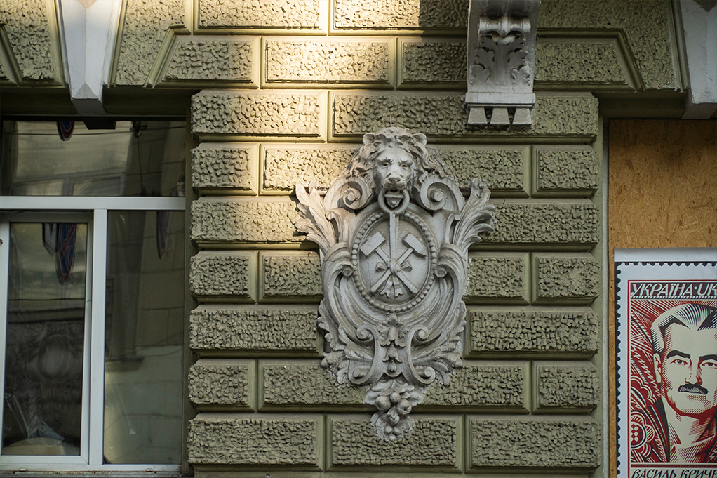На будівлі радіотехнікуму є єдина у Харкові меморіальна дошка, присвячена Василю Кричевському
