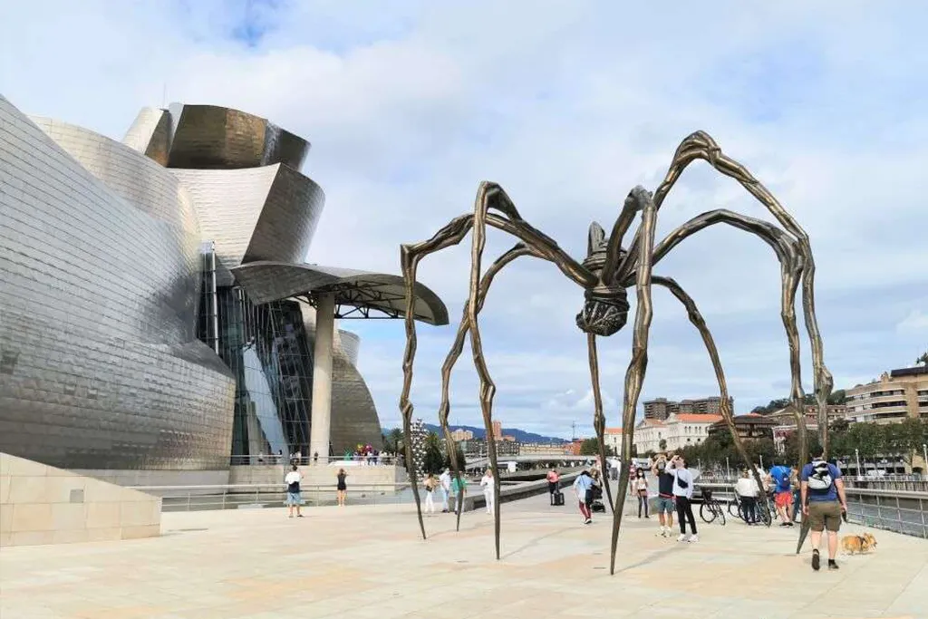 Скульптура під назвою Maman Луїзи Буржуа мала не лякати відвідувачів музею, а навпаки — бути своєрідним символом материнства