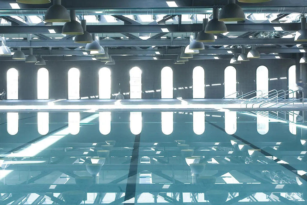 Центр Аскуна містить великий публічний басейн на верхньому поверсі