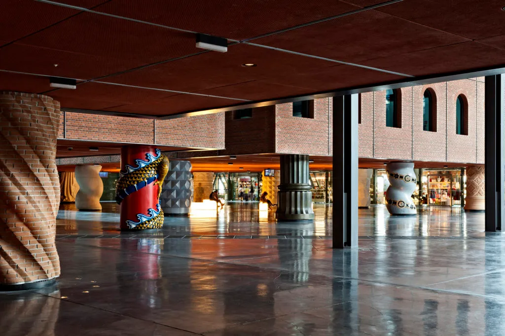 Центр Аскуна стоїть на 43 опорних колонах