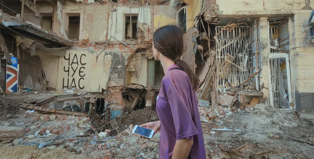 У фільмі можна побачити зокрема й зруйнований центр Харкова
