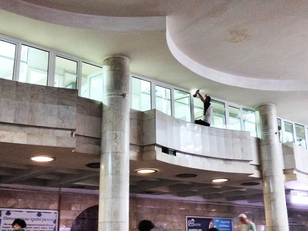 Металопластикові конструкції на балконі мають відгородити школярів та школярок від шуму метро