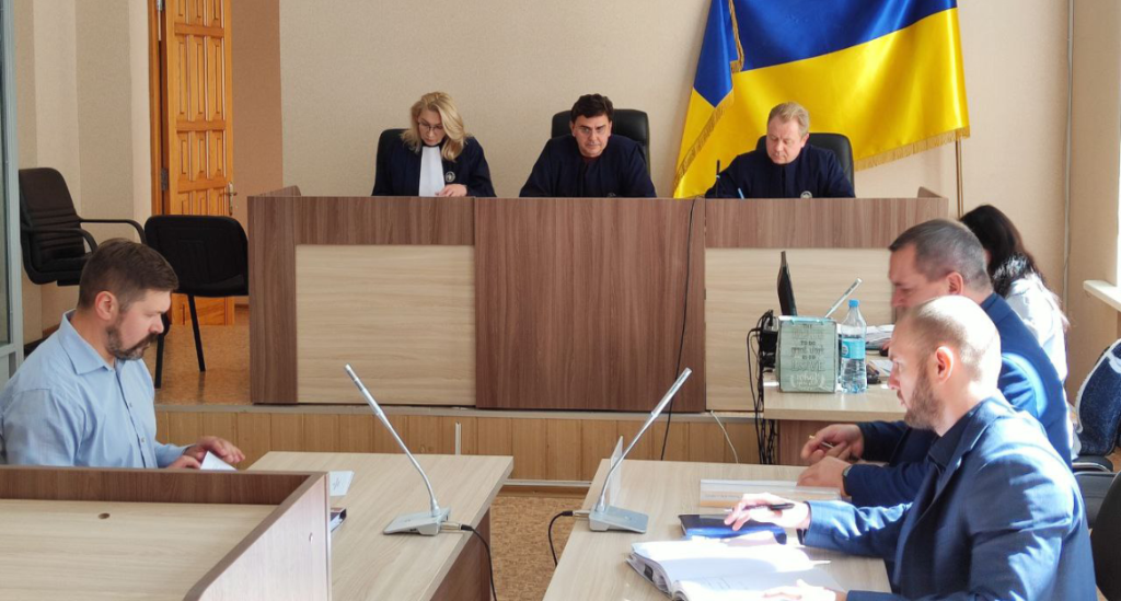 Патрульний Куденко (ліворуч) приніс клопотання від свого адвоката про відкладення засідання