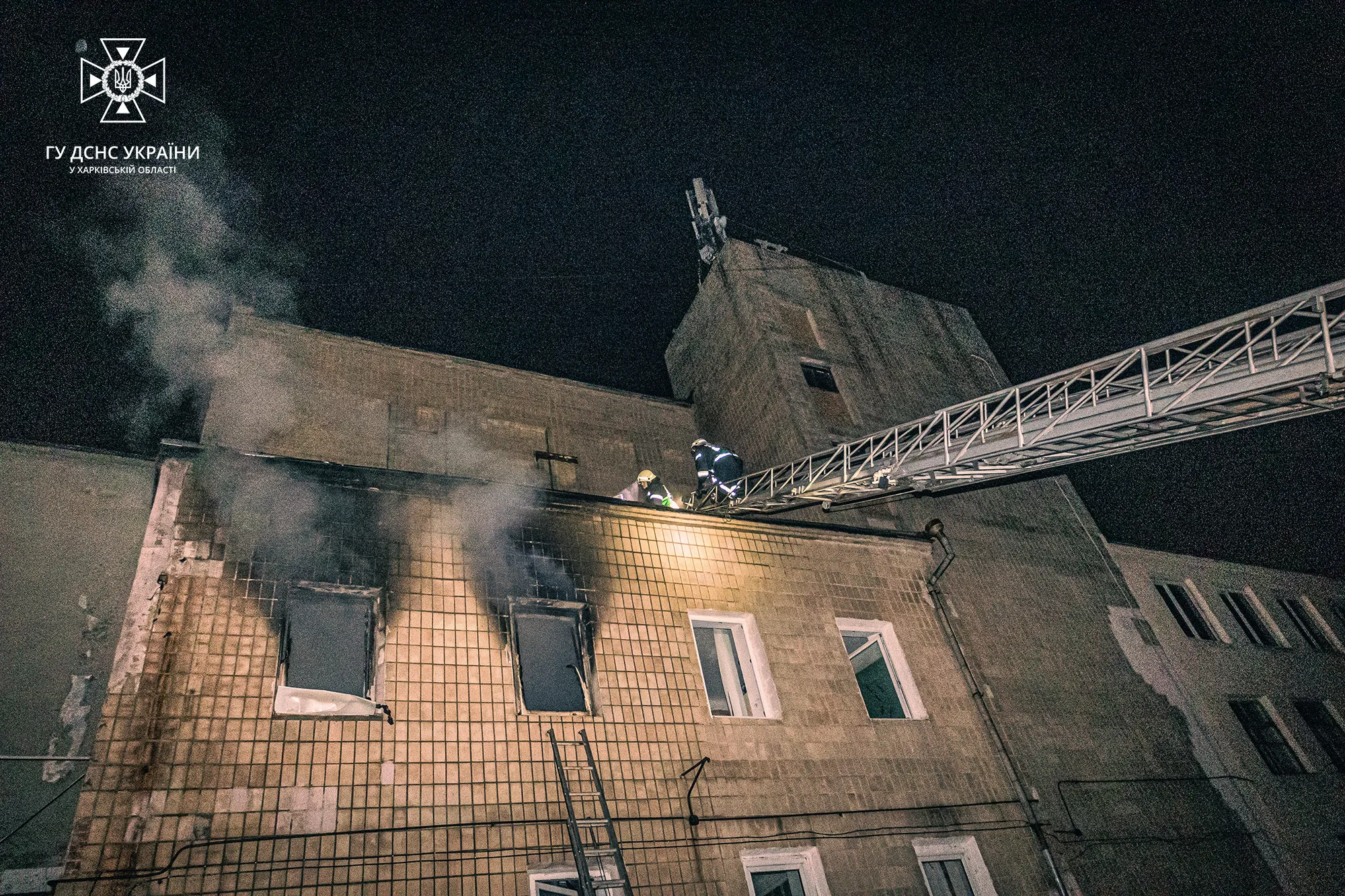 Гасіння пожежі у театрі музкомедії в Харкові. Фото: Головне управління ДСНС України у Харківській області