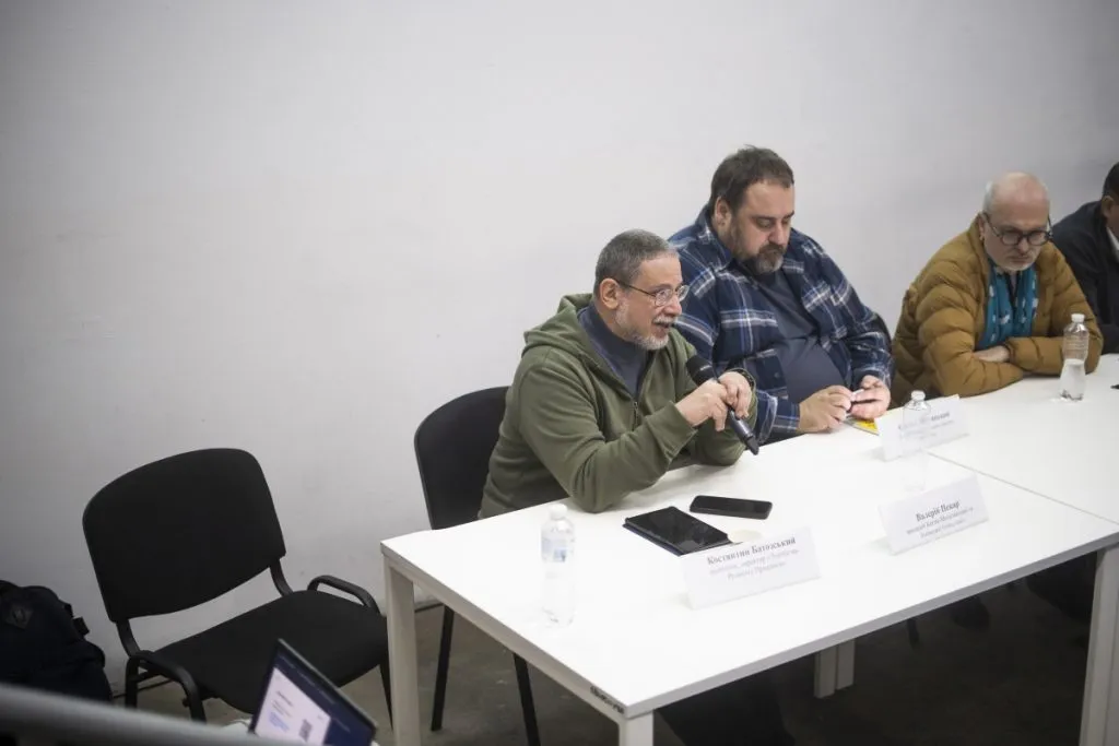 Валерій пекар під час обговорення «Маніфесту сталого миру» у Харківському ЄрміловЦентрі