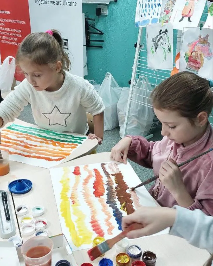 Діти під час майстер-класів. Фото волонтерського хабу «Лялькова оборона»