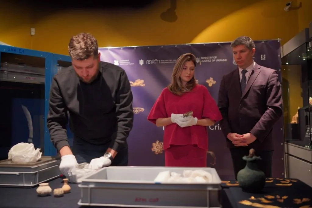 т.в.о. Міністра культури та інформаційної політики Ростислав Карандєєв на презентації експонатів. Фото: МКІП