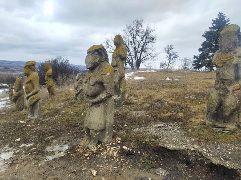 Кам'яні баби на горі Крем'янець були частково пошкоджені російськими військами