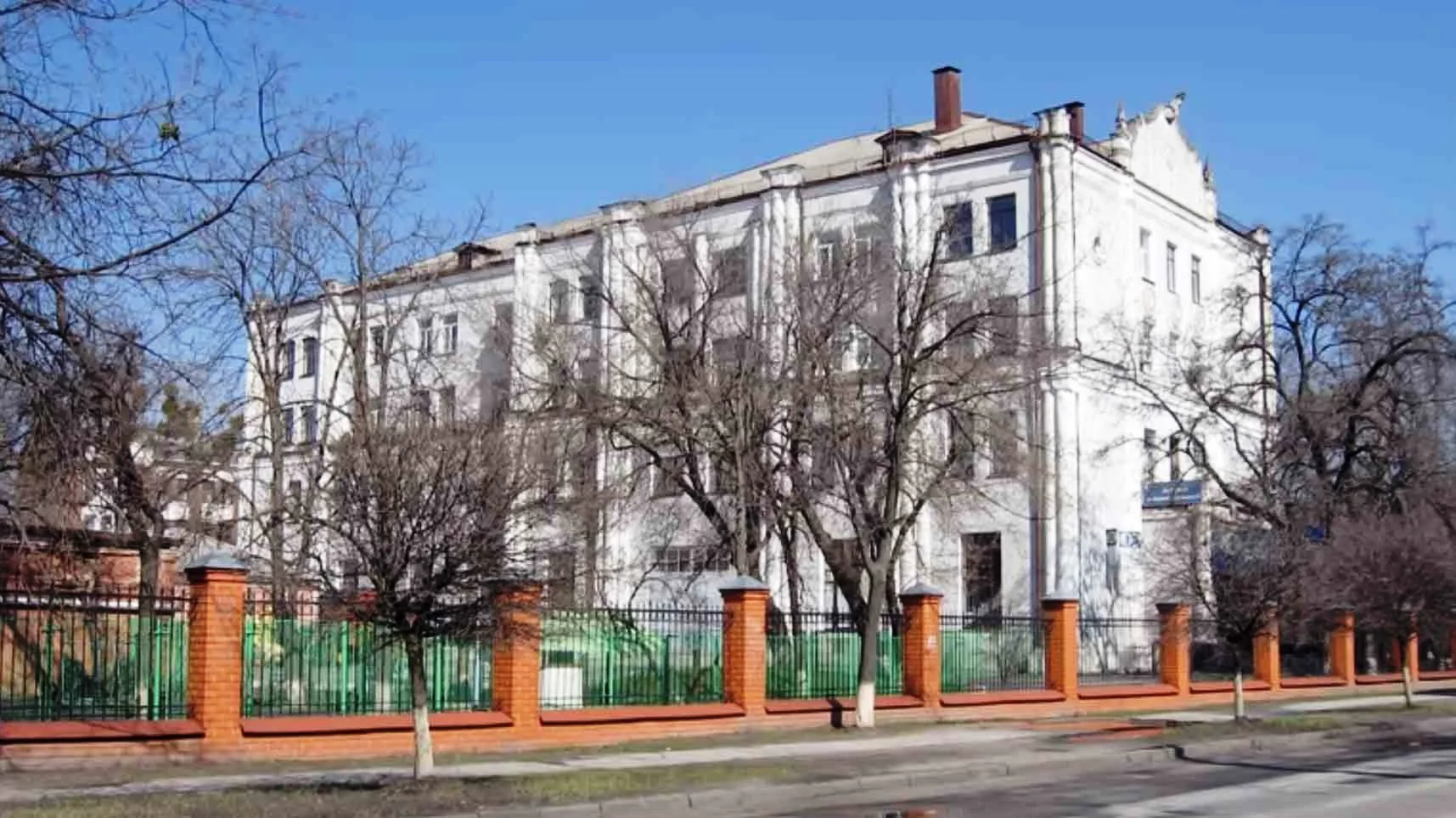 Один з корпусів університету, перебудований з храму