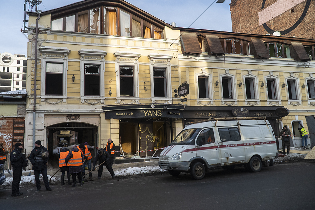 Руйнування після російського обстрілу 23 січня на вулиці Пушкінська. Фото: Катерина Переверзева