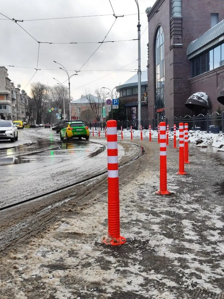 Делінеатори біля Сумського ринку