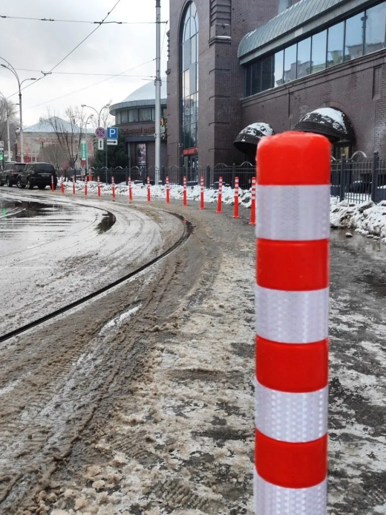 Антипаркувальні стовпчики-делінеатори біля Сумського ринку