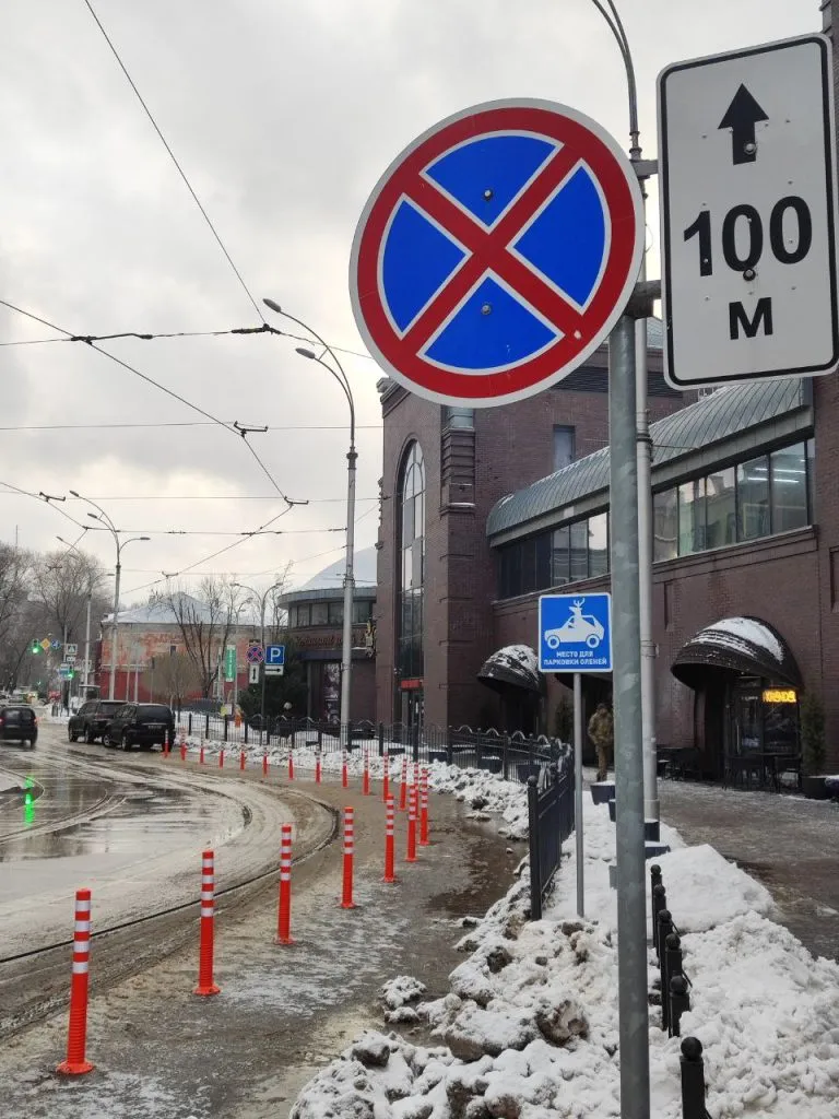 Антипаркувальні делінеатори біля Сумського ринку