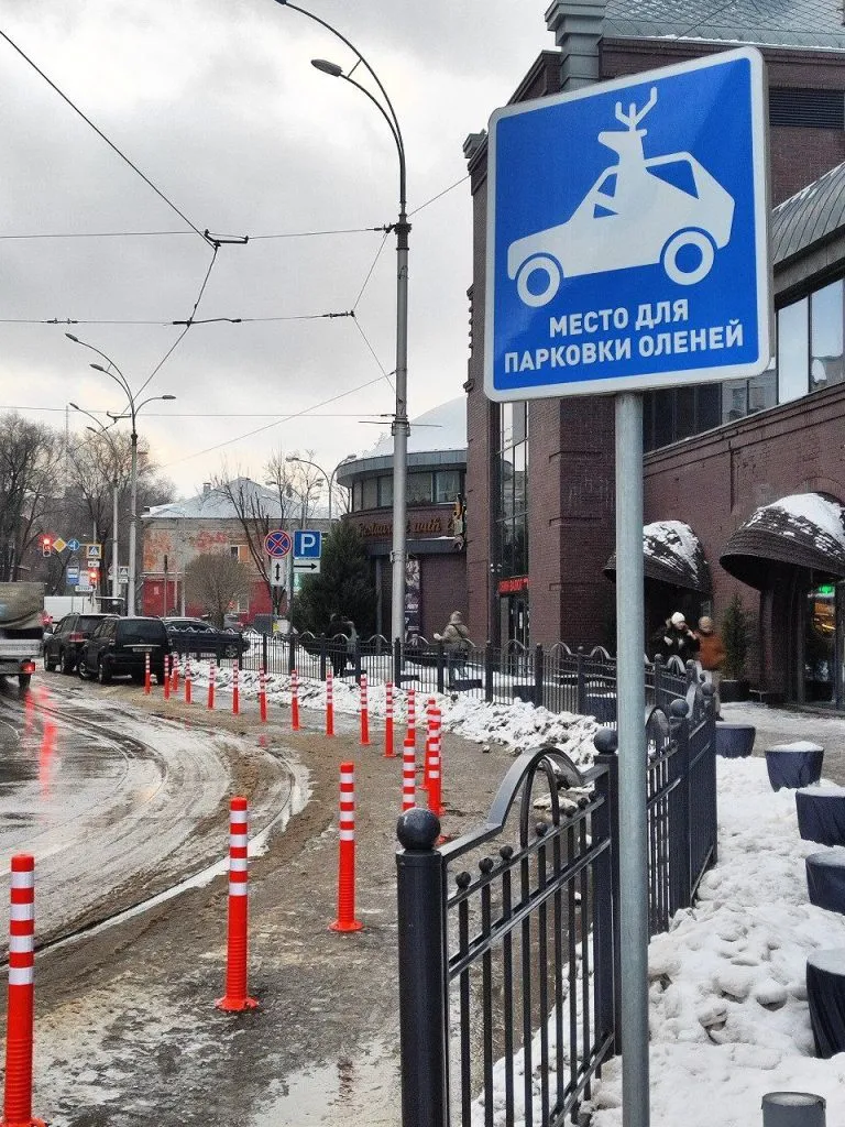 Антипаркувальні стовпчики біля Сумського ринку