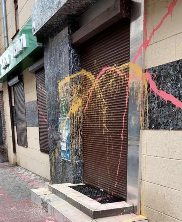 У Харкові облили фарбою книгарню Vivat, яка приймає російські книжки на макулатуру