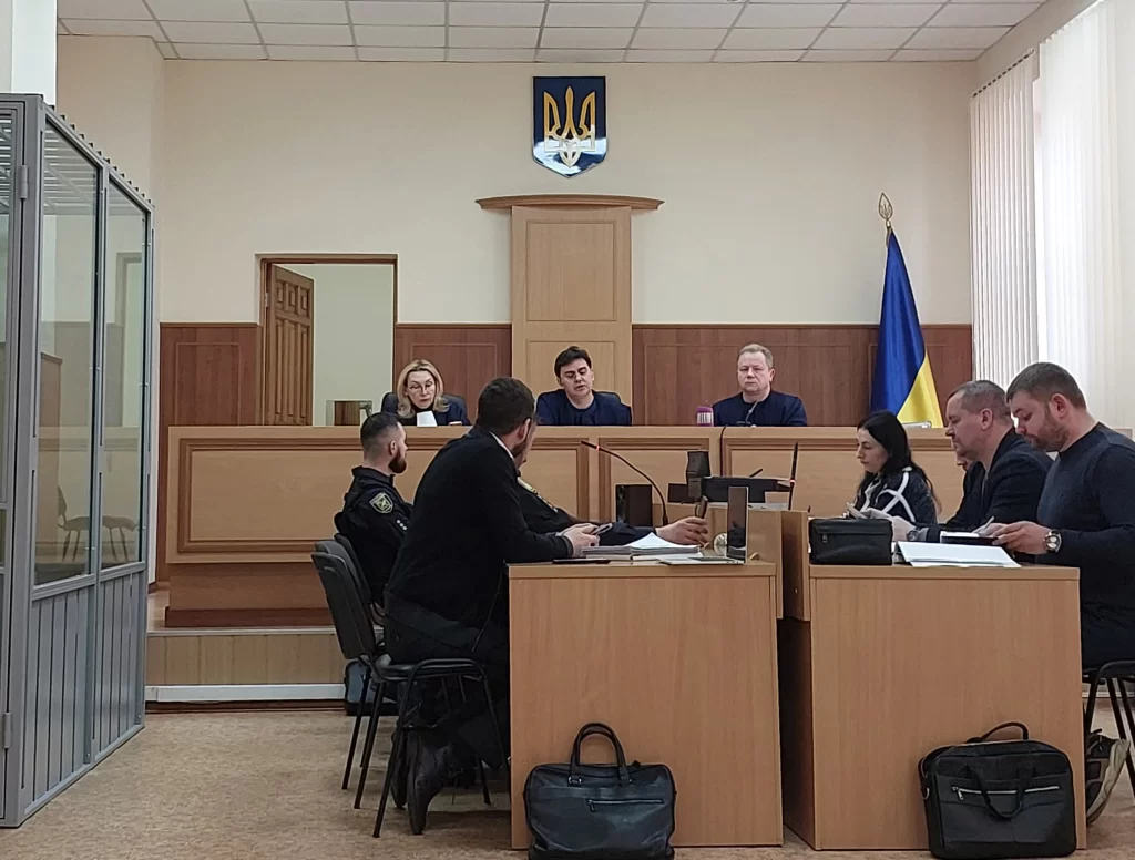 Суддя Шабельников (у центрі) з'ясовує обставини у справі патрульного Куденка