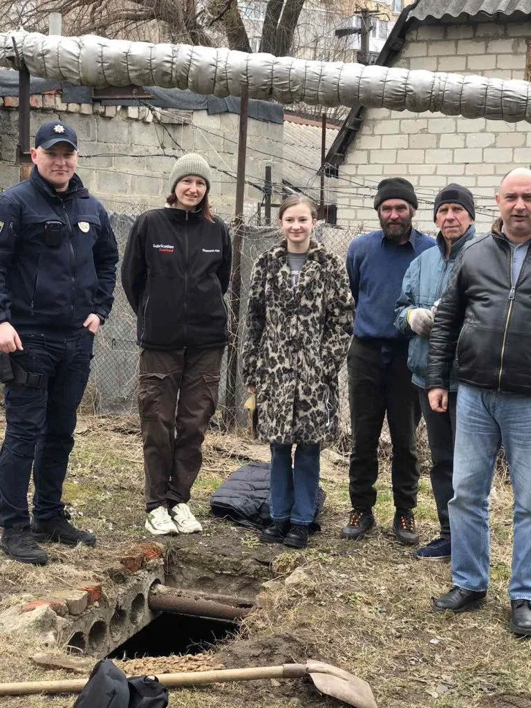 Рятівники собаки з Пісочина, що застряг під землею через російські обстріли