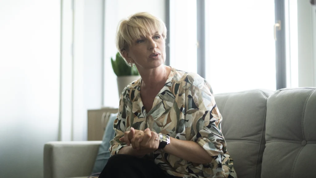 усиновлення