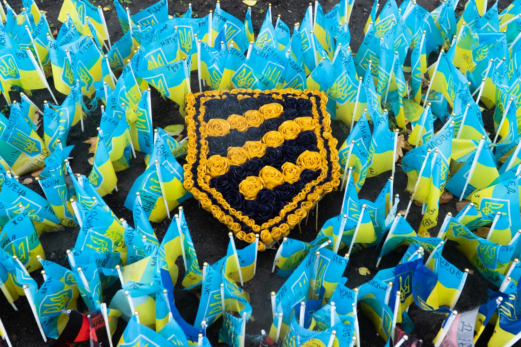 військові