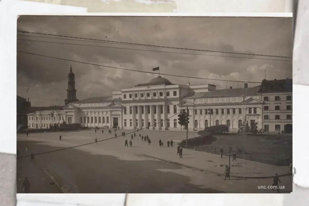 Палац піонерів у 1935р. та його попередник, Будівля дворянського зібрання у 1918 році
