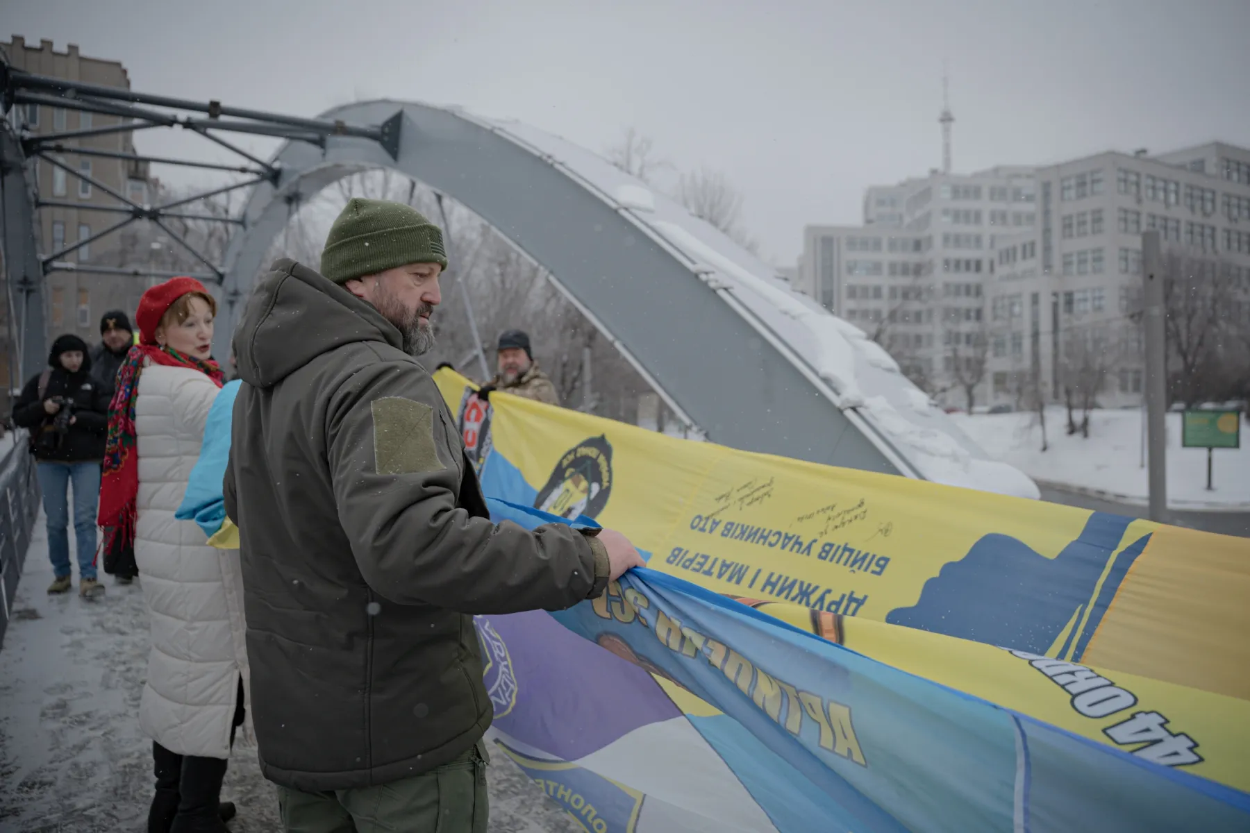 Прапор єднання на Зоологічному мосту в Харкові під час символічної акції до Дня Соборності України