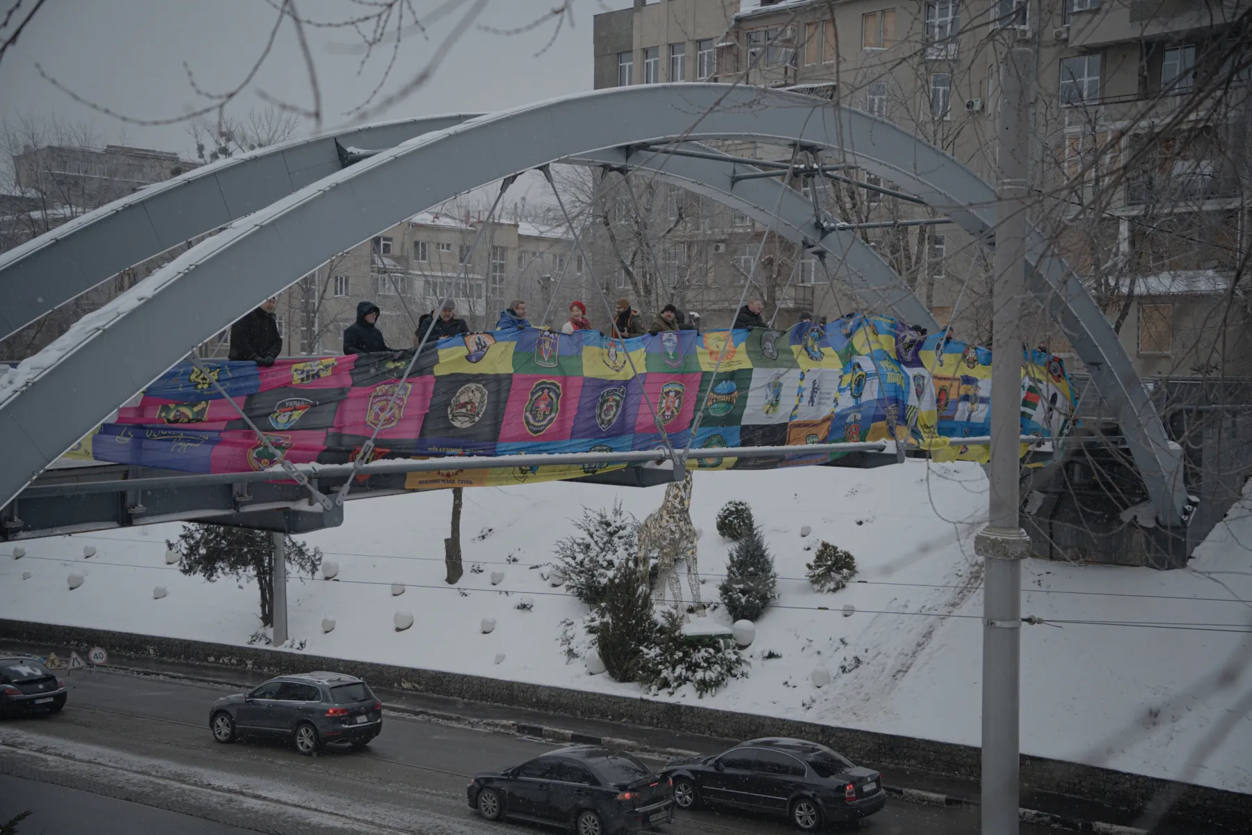 Прапор єднання як символ соборності України під час акції харківської спільноти 22 січня