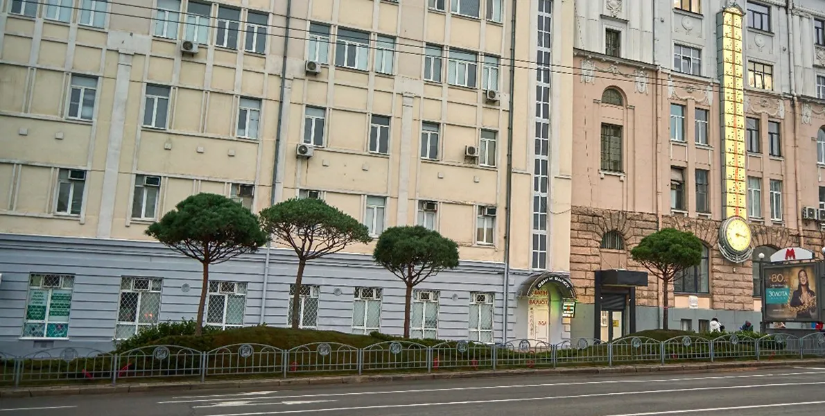 сосни біля градусника Харків