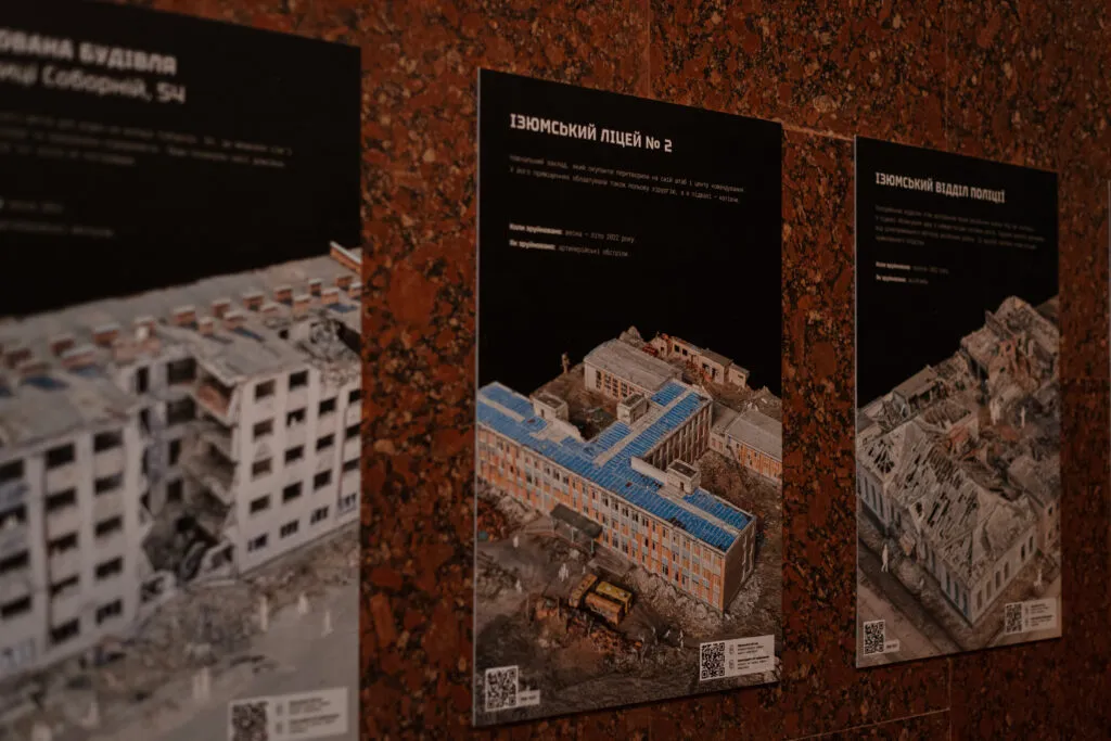 Експонати виставки «Крізь морок. Світло памʼяті» у Києві