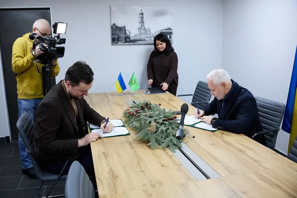 Дмитро Булах та Ігор Терехов підписують меморандум Харків