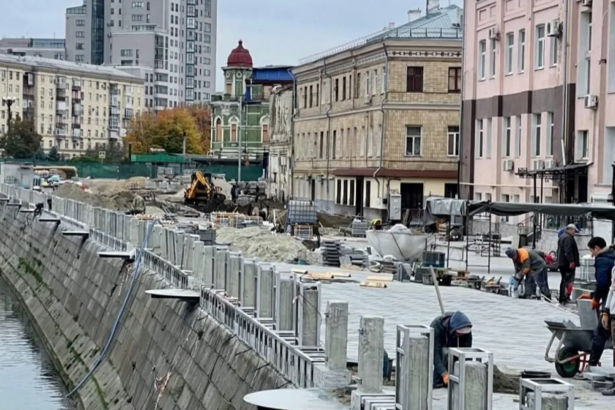 на Лопанській Набережній у Харкові зрубали всі дерева