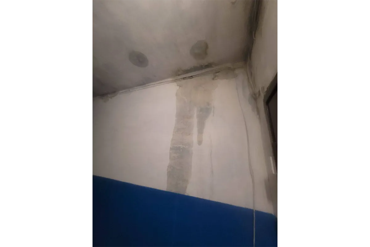 після усунення наслідків російського обстрілу будинок затопило, Харків