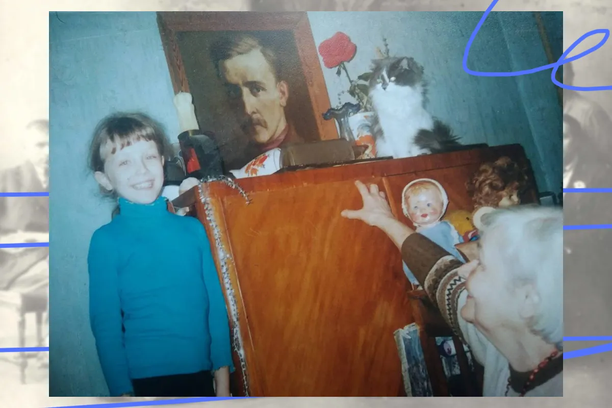 Василина з бабусею Майєю, портретом прадіда та кішкою Марисею