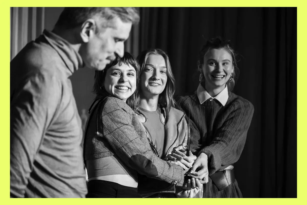 Місячні молодий театр