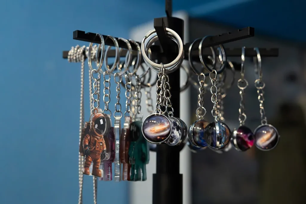 Магазин мерчу при обсерваторії (брелоки)