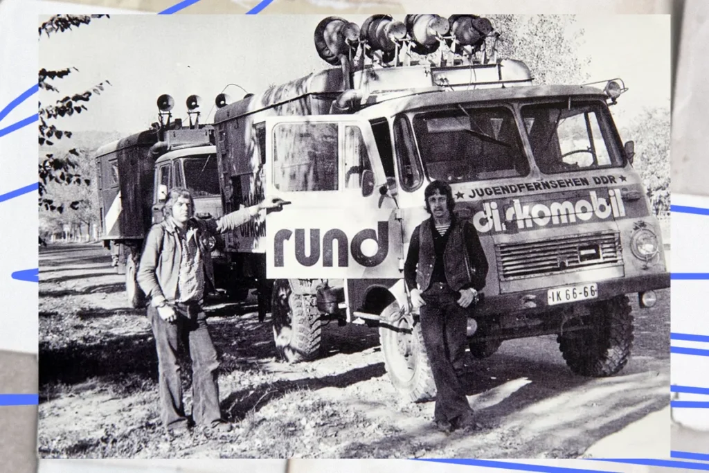 Німецькі будівельники труби біля «дискомобіля» у 1970-х та російські військові в тих же трубах під час повномасштабного вторгнення