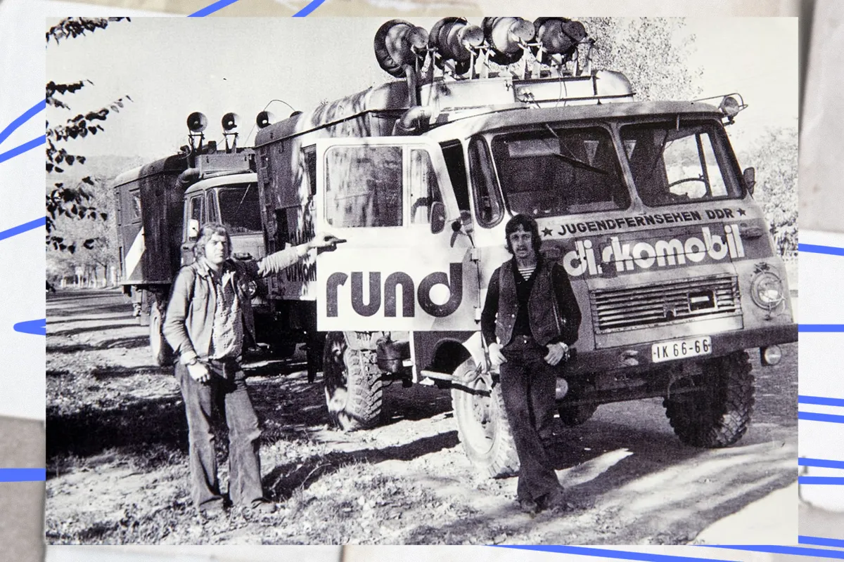 Німецькі будівельники труби біля «дискомобіля» у 1970-х та російські військові в тих же трубах під час повномасштабного вторгнення