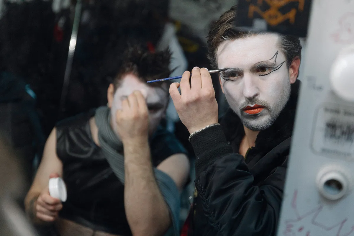 The OPG (наносять грим)