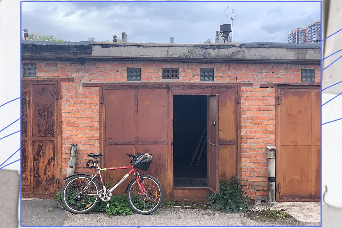 Одна з перших поїздок до гаражу з архівом