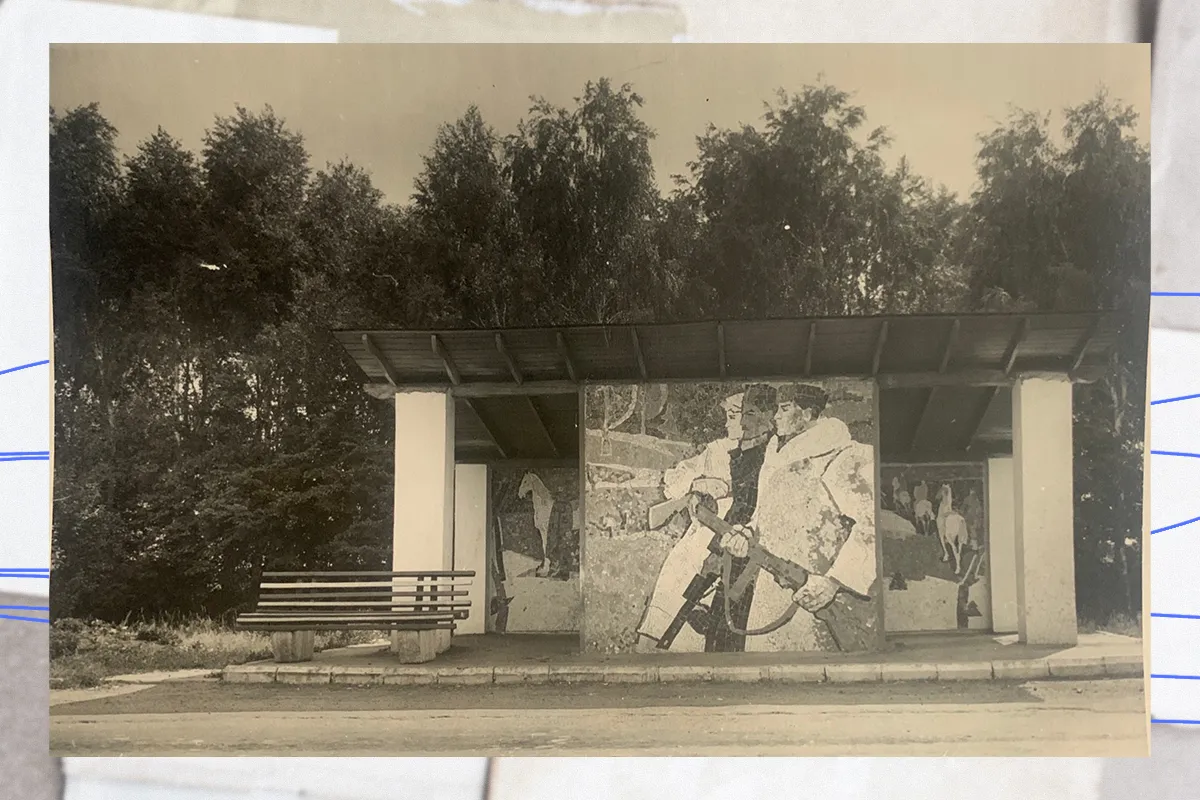 Фото зупинки в Сумській області із мозаїкою, що зображує красноармійців